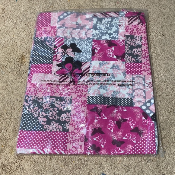 V-Neck pink scrub top - Picture 2 of 3